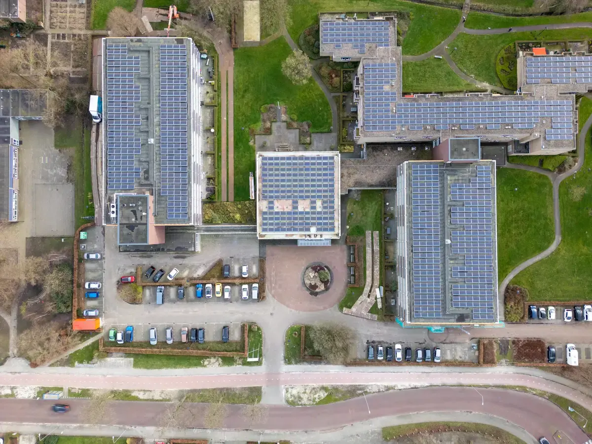 Zonnepanelen in Nederland als voorbeeld van opwek en netbelasting bij netcongestie